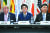 아베신조 일본 총리 양옆에 앉아 데이터 유통과 관련한 사전 세션에 참석한 도널드 트럼프 미국 대통령과 시진핑 중국 국가주석 AFP=연합뉴스