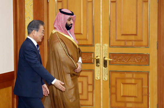 문재인 대통령과 무함마드 빈 살만 사우디아라비아 왕세자가 26일 오후 청와대에서 열린 한-사우디 양해각서 체결식에 참석하고 있다. [연합뉴스]
