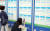 6월 12일 부산시청에서 열린 부산 여성 취·창업박람회에서 시민들이 채용정보를 살펴보고 있다. / 사진:연합뉴스