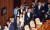 제369회 국회(임시회) 제2차 본회의가 26일 자유한국당 의원들이 참석한 가운데 열렸다. 의원들이 상임위원장 선출을 위한 투표를 위해 줄을 서 있다. 변선구 기자 