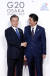 문재인 대통령(왼쪽)이 28일 오전 인텍스 오사카에서 열린 G20 정상회의 공식 환영식에서 의장국인 일본 아베 신조 총리와 기념촬영을 하고 있다. [청와대사진기자단]