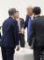 29일 오전 인텍스 오사카 정상 라운지에서 G20 정상회의 전 도널드 트럼프 대통령이 문 대통령에게 다가와 &#34;내 트윗 보셨습니까?&#34; 라고 묻고는 &#34;함께 노력해봅시다&#34;라며 엄지손가락을 들어 보였다고 한다. 연합뉴스