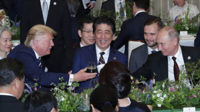 [서소문사진관]푸틴 떨고 있나? G20 만찬장에서 텀블러로 건배