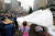 도널드 트럼프 미국 대통령의 방한을 하루 앞둔 28일 오전 우리공화당 당원들이 서울 광화문광장에 설치된 천막을 파이낸스센터 앞으로 옮기기 위해 철거하고 있다. [뉴스1]