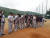30일 경기도 고양 경찰야구장에서 열린 마지막 홈 경기가 끝난 뒤 관중들에게 인사하는 경찰 야구단 선수들.