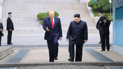 김정은 "북한땅 밟은 첫 美대통령"···트럼프 "역사적인 날"
