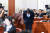 권재진 법무부 장관 후보자가 2011년 8월 8일 국회 인사청문회에서 인사하고 있다. [중앙포토]
