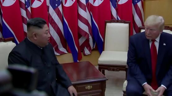 김정은 "북한땅 밟은 첫 美대통령"···트럼프 "역사적인 날"