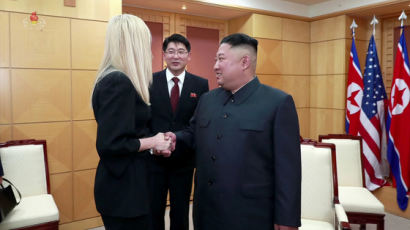 북미 DMZ 회동때 이방카도 참석···악수한 김정은 환한 미소