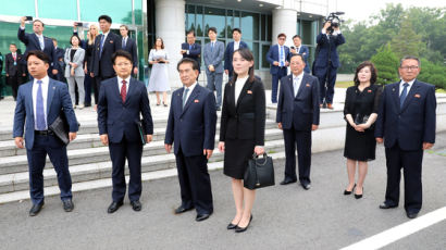 김여정 뒤 뿔테안경···'베일속 통전부장' 장금철 판문점 포착