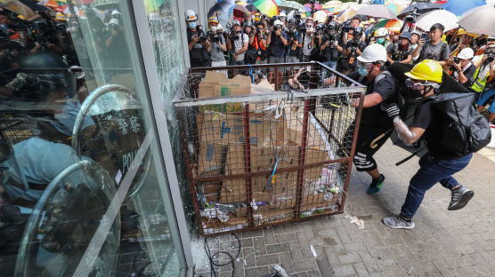 [서소문사진관] 홍콩 반환 기념일 ,시민들 입법원 창문 부수며 격렬 시위