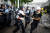 홍콩 경찰이 1일 홍콩 반환 기념일 국기 계양식 행사장 인근에서 곤봉을 휘두르며 시위대를 해산하고 있다. [로이터=연합뉴스] 