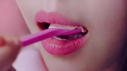 립스틱 바른 아이 입술을···배스킨라빈스 광고 성상품화 논란