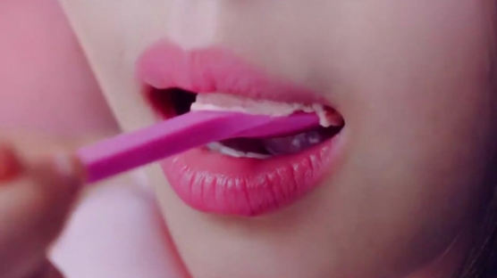 립스틱 바른 아이 입술을···배스킨라빈스 광고 성상품화 논란