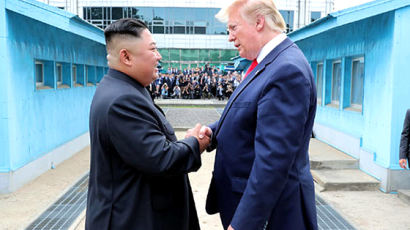"文, 김정은 먼저 만나 트럼프에 인계···靑구상, 미국이 거절"