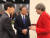 문재인 대통령이 지난달 28일 일본 오사카 인텍스 오사카에서 열린 G20 정상회의 세션에 앞서 테리사 메이 영국 총리와 대화하고 있다. [청와대 페이스북]