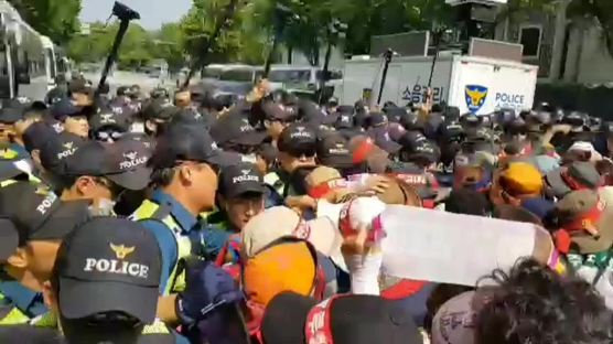 톨게이트 수납원 노조 청와대 앞 시위 중 경찰과 대치…10여명 실신 