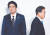 문재인 대통령이 6월 28일 일본 오사카에서 열린 G20 정상회의 환영식에서 아베 신조 일본 총리(왼쪽)와 8초간 악수한 뒤 이동하고 있다. [청와대사진기자]