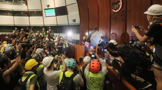 [사진] 홍콩 반환 22주년, 시위대 입법회 의사당 점거