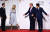 이방카 보좌관 부부가 지난달 28일 일본 오사카에서 열린 G20에서 트럼프 대통령과 아베신조 총리의 안내들 받고 있다. [AFP=연합뉴스] 
