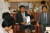 2002년 7월 김대업씨가 서울중앙지검 기자실에서 이회장 당시 한나라당 후보의 아들 정연씨의 병역비리에 관해 기자회견을 하는 모습.[중앙포토]