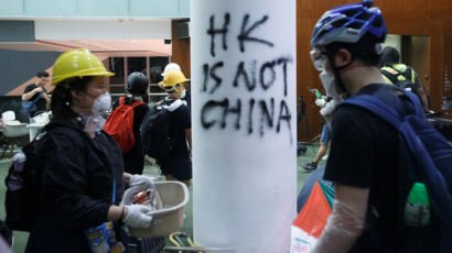[서소문사진관]시위대 철수한 뒤 난장판 된 홍콩 입법회