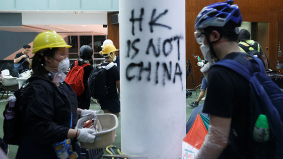 [서소문사진관]시위대 철수한 뒤 난장판 된 홍콩 입법회