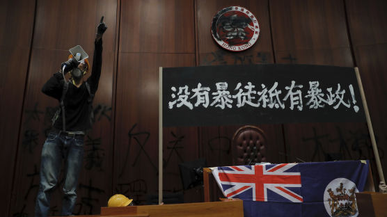 [서소문사진관]사상초유 입법회 점거 홍콩 시위대, 의사당 곳곳 훼손