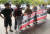 민주노총 노조원들이 지난해 8월 23일 오전 서울 여의도 중소기업중앙회 앞에서 &#39;이주노동자 최저임금차별(삭감)시도 규탄&#39; 기자회견을 갖고 있다. [뉴스1]