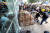 경찰과 대치 중인 시위대가 철제 카트를 이용해 입법회 건물 유리벽을 부수고 있다. [EPA]