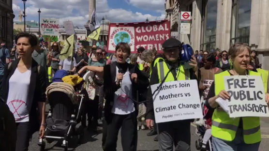 “생태계 아마겟돈서 애 못 낳아” 출산파업 나선 환경운동가들