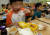 전국 학교 비정규직 노동자들이 파업을 실시한 3일 전북 전주시의 한 초등학생들이 학교에서 준비한 빵과 음료 그리고 학부모가 준비한 도시락을 책상에 꺼내놓고 점심을 먹고 있다. [뉴시스]