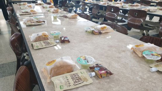 초·중·고 4곳중 1곳 급식파업···밥 대신 빵으로 때우는 아이들