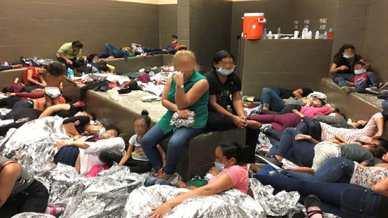 [서소문사진관]"변기물을 마셔라"…열악한 미 이민자 수용소 공개