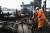 지난 1일 정전 사고로 포스코 광양제철소 고로 5기가 가동을 멈췄다. 광양제철소 작업자들이 2일 코크스 공장에서 설비를 점검하고 있다. [뉴스1]