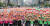 전국학교비정규직연대회의(학비연대) 조합원들이 3일 오후 서울 종로구 광화문광장에서 열린 총파업대회에서 구호를 외치고 있다. [뉴스1]