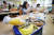 학교 비정규직 노동자들의 총파업이 시작된 3일 경기도 수원시의 한 초등학교에서 학생들이 대체식으로 점심을 먹고 있다. [연합뉴스]