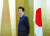 아베 신조 일본 총리는 2일 한국에 대한 경제 보복 조치와 관련해 ’세계무역기구(WTO)의 규칙에 정합적이다(맞다)“며 ’자유무역과 관계없다“고 주장 했다. 아베 총리가 지난달 30일 오사카에서 열린 사우디아라비아와의 정상회담에 앞서 무함마드 빈 살만 왕세자를 기다리고 있다. [AP=연합뉴스]