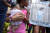2일(현지시간) 미국 플로리다 주 마이애미에서 열린 미국 내 이민자 구금시설의 폐쇄를 주장하는 시위에서 한 소녀가 아기 인형을 들고 있다. 그의 우측편으로 구금시설에 수용된 이민자들의 모습을 그린 그림이 보인다. [로이터=연합뉴스]