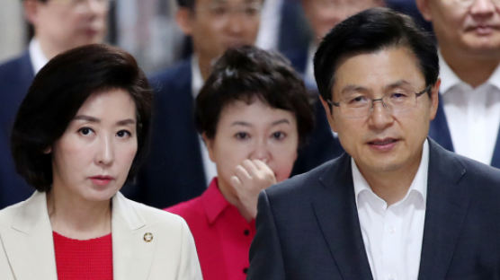 한국당 “文대통령, 자화자찬할 시간에 대책 내놔야할 것”