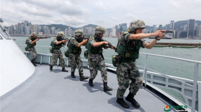 중국, 홍콩에 총구 향하는 중국군 훈련 사진 공개