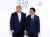 도널드 트럼프(왼쪽) 미국 대통령이 지난달 28일 일본 오사카에서 열린 G20 정상회의 공식 환영식에서 의장국인 일본 아베 신조 총리와 인사하고 있다. [청와대사진기자단]
