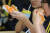 급식조리원 등 학교 비정규직 노동자들이 총파업에 들어간 첫날인 3일 오후 부산 연제구 한 여자중학교 학생들이 점심으로 햄버거와 과일 음료를 먹고 있다. [연합뉴스]
