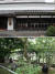 수장고 양옆으로 진열된 항아리(위) 검은 항아리가 있는 정원(아래). 한국의 뒤뜰을 연상케 하는 풍경이었다. [사진 양은심]