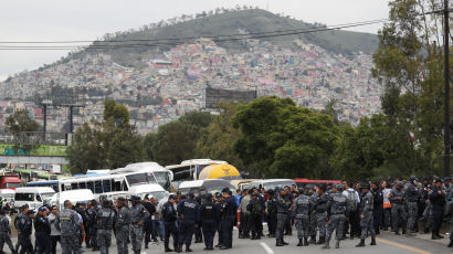 [서소문사진관] 시위 막아야 할 경찰이 고속도로 점거 시위 나선 이유