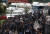  국가방위군 편입에 반발하는 멕시코 연방경찰들이 3일(현지시간) 멕시코시티에서 고속도로를 점거하고 시위를 벌이고 있다. [[AP=연합뉴스]