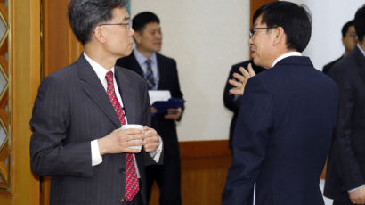 청와대, '일본 보복'에 김상조 실장 이어 '통상전문가' 김현종 투입