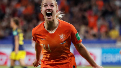 '전직 유도 챔피언'이 쏜 한 골...사상 첫 여자월드컵 결승 오른 네덜란드