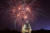 2018년 7월 4일 미국 독립기념일의 맞아 미 국회의사당 뒷편으로 화려한 불꽃이 하늘을 수놓고 있다. [AFP=연합뉴스]