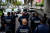  국가방위군 편입에 반발하는 멕시코 연방경찰들이 3일(현지시간) 멕시코시티에서 연방 경찰청 본부 앞 도로를 점거하고 시위를 벌이고 있다. [AFP=연합뉴스]
